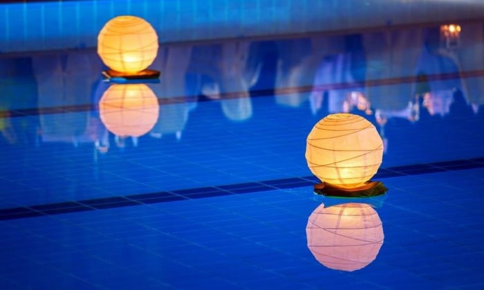mejores luces de piscina con energía solar